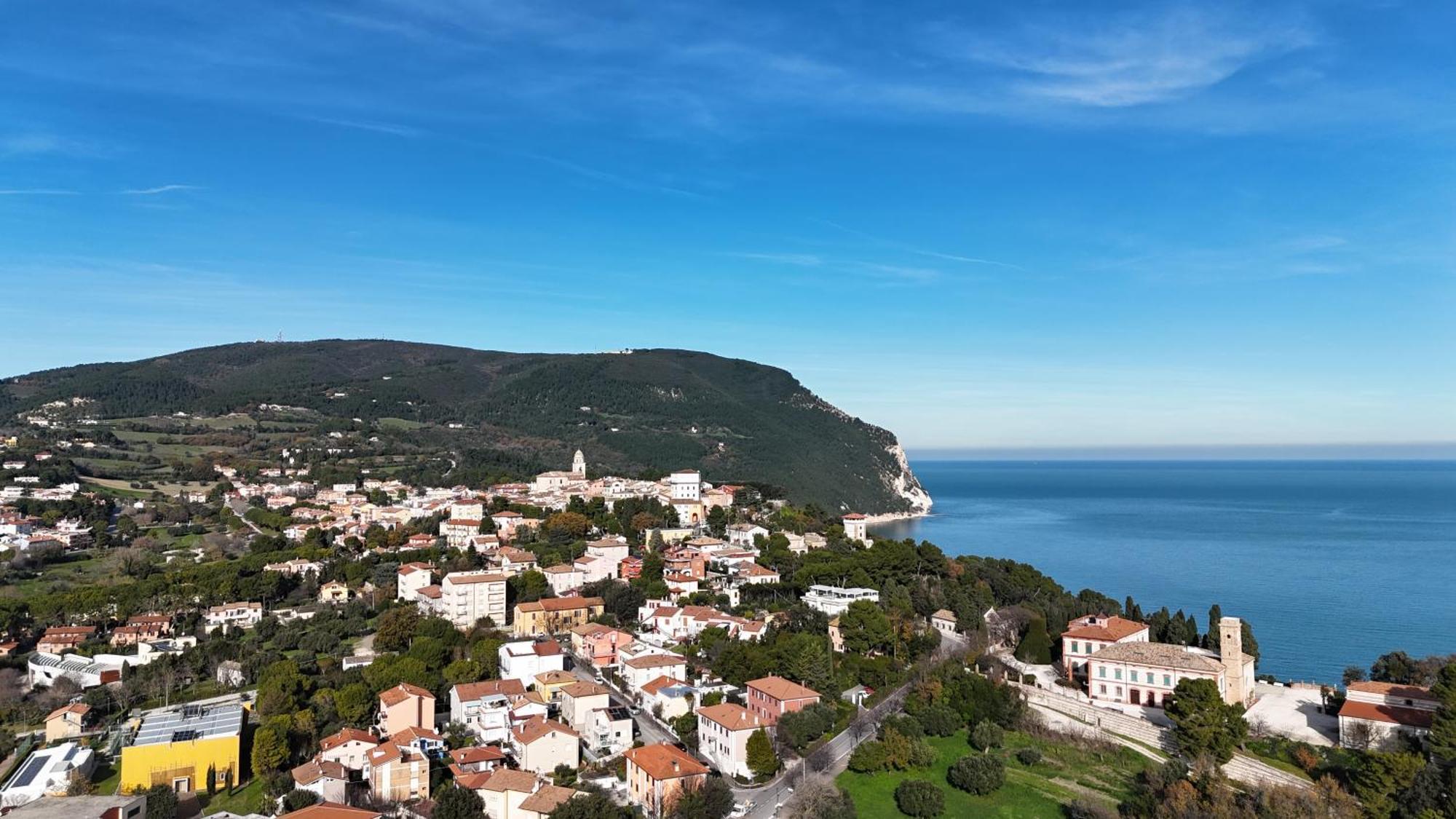 N185 - Numana, Meraviglioso Trilocale Con Terrazzo E Piscina Экстерьер фото