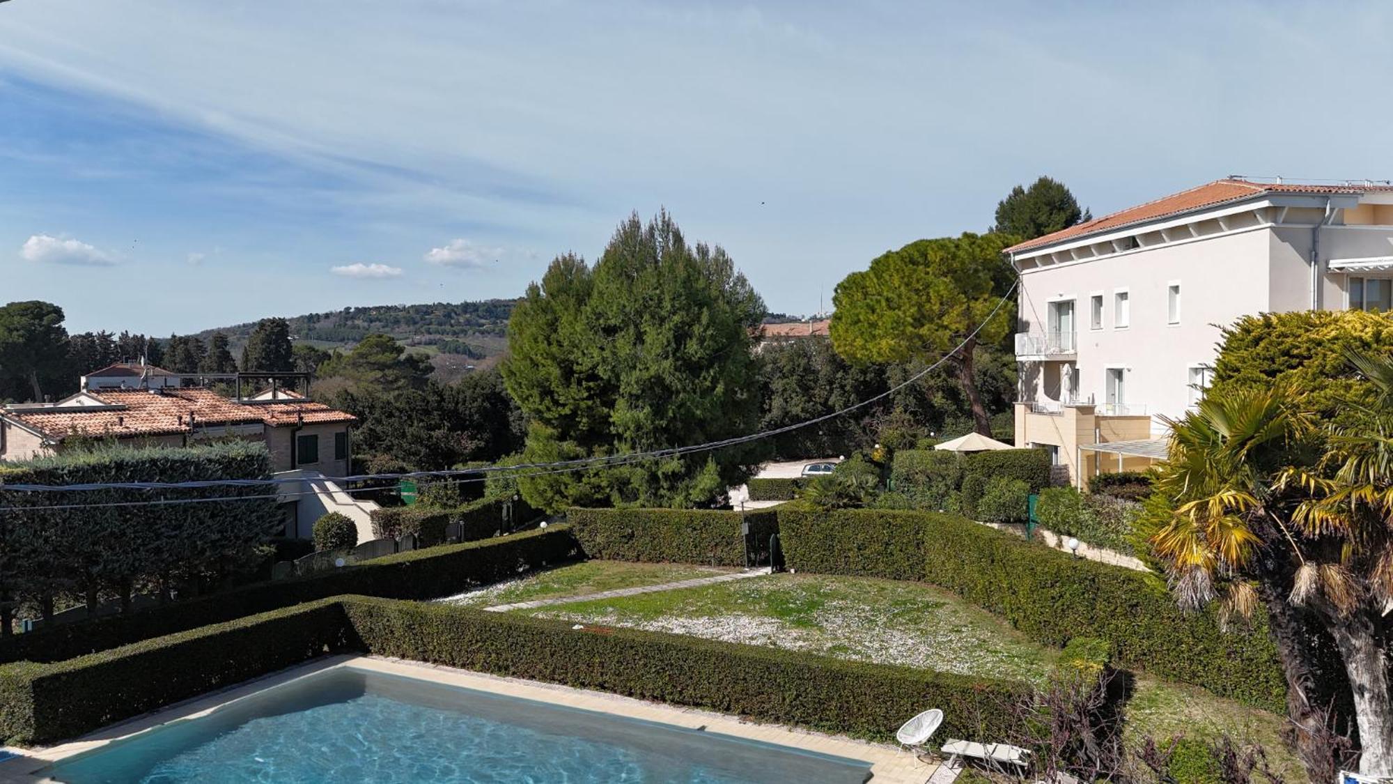N185 - Numana, Meraviglioso Trilocale Con Terrazzo E Piscina Экстерьер фото